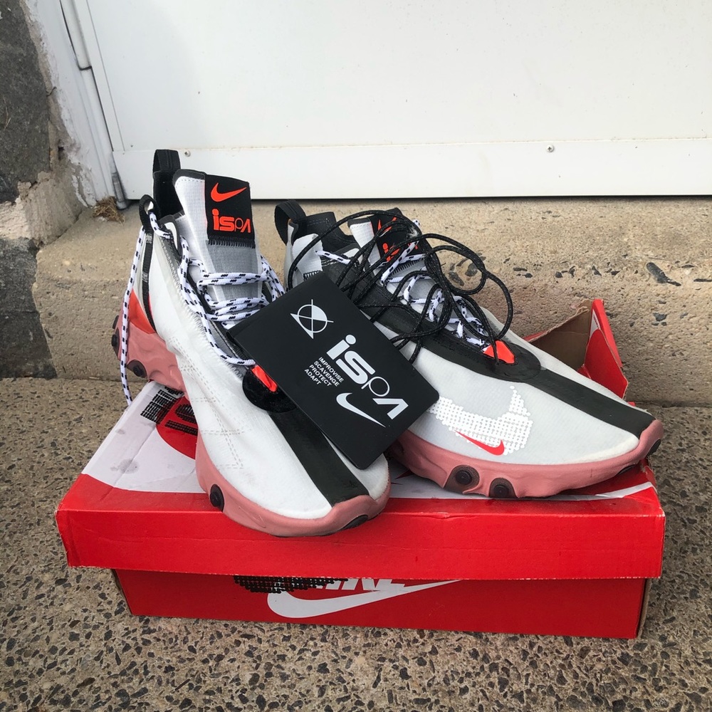 Nike React Runner Mid WR ISPA comes with laces